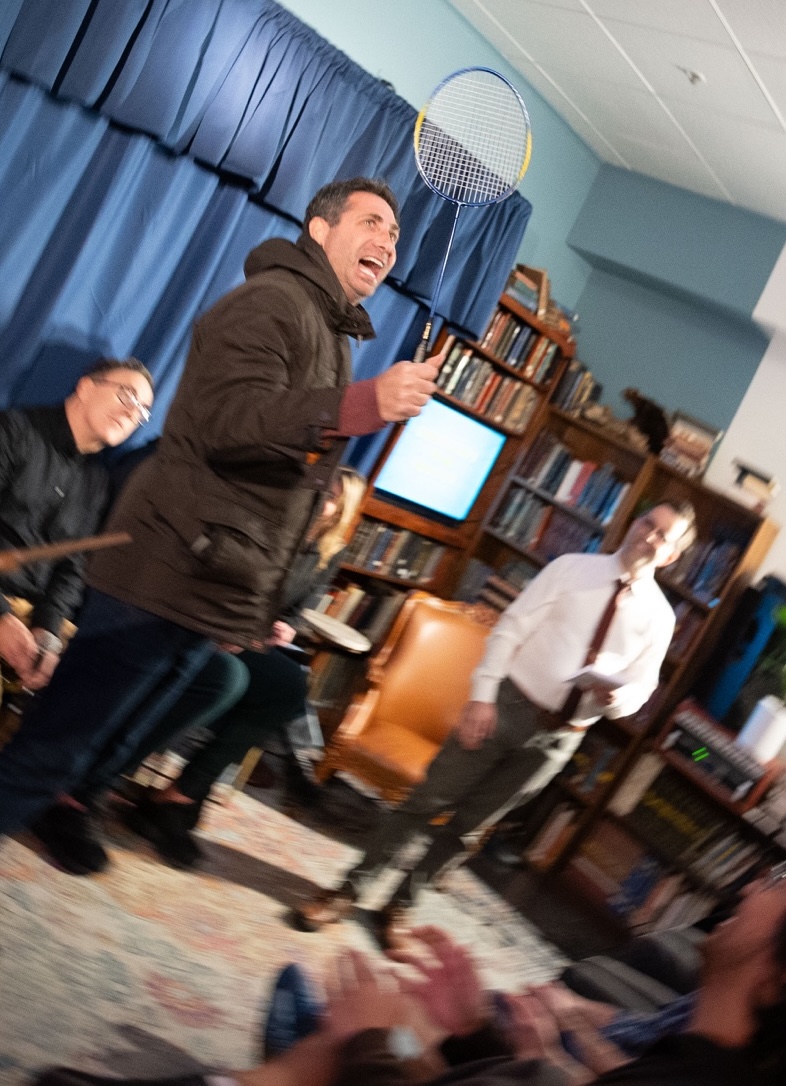 Derek Kent performing